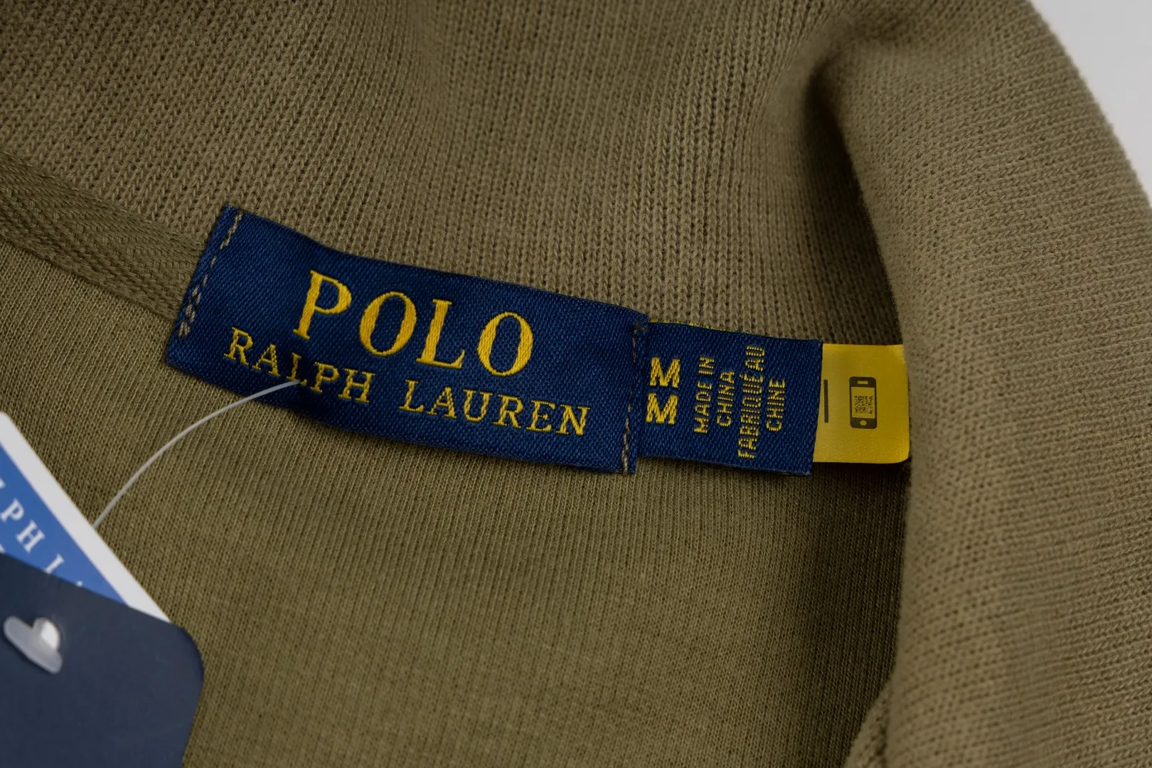 P230 #R97 Ralph lauren twelve-color embroidered pony logo half-zip high-neck long-sleeved knitted sweatshirt. The same style for men and women. The new half-zip sweatshirt for couples to wear in autumn is here! This kind of sweatshirt is really popular this year, even more popular than the hooded sweatshirt. Open the zipper and it can be used as a large lapel, which makes it more fashionable. The color of the classic design of the little war horse on the chest is matched with the embroidery. The simple zipper design echoes the brand logo, so you don’t need to match too much. The sweater version is loose enough! The fabric is custom-woven and dyed 100 cotton. 320g high gram weight 100% cotton knitted cotton with a certain thickness. The fabric is soft and comfortable, and the three-dimensional fabric is full of texture. The stitching is three needles and five threads, which is beautiful and strong. The pattern is also good. Although it is loose, it does not look bulky! - It is not a popular color scheme on the street. The color is pure and highly recommended. The upper body has a particularly high rate of turning heads. Loose style. Big drop shoulder OS style. Same style for men and women. Couple wear. Versatile and practical! Color: Gray, navy, khaki, green label, oatmeal brown label, apricot, black, army green, burgundy, pink, dark gray, light blue, white. Size: S M L XL Length: 70/72/74/76 Bust: 53.5/55.5/57.5/58.5 Shoulder width: 44/45/46/47 Sleeve length: 61/62/63/64